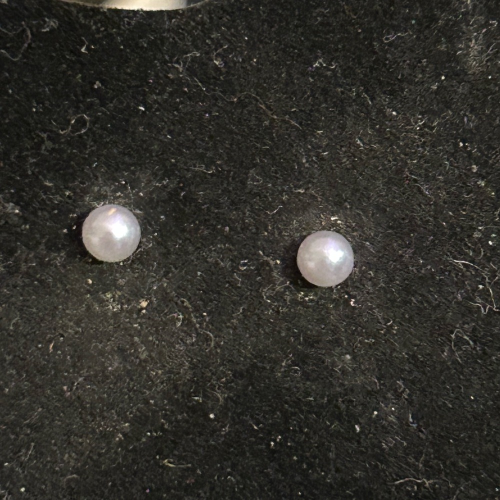 ❤️⭐ Silver Tone Pearl Earrings - Picture 3 of 5